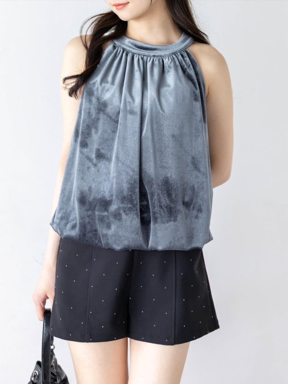 ブラック系のその他パンツ、グレー系のTシャツ/カットソーを着用したレディースの夏コーディネートの5枚目の写真