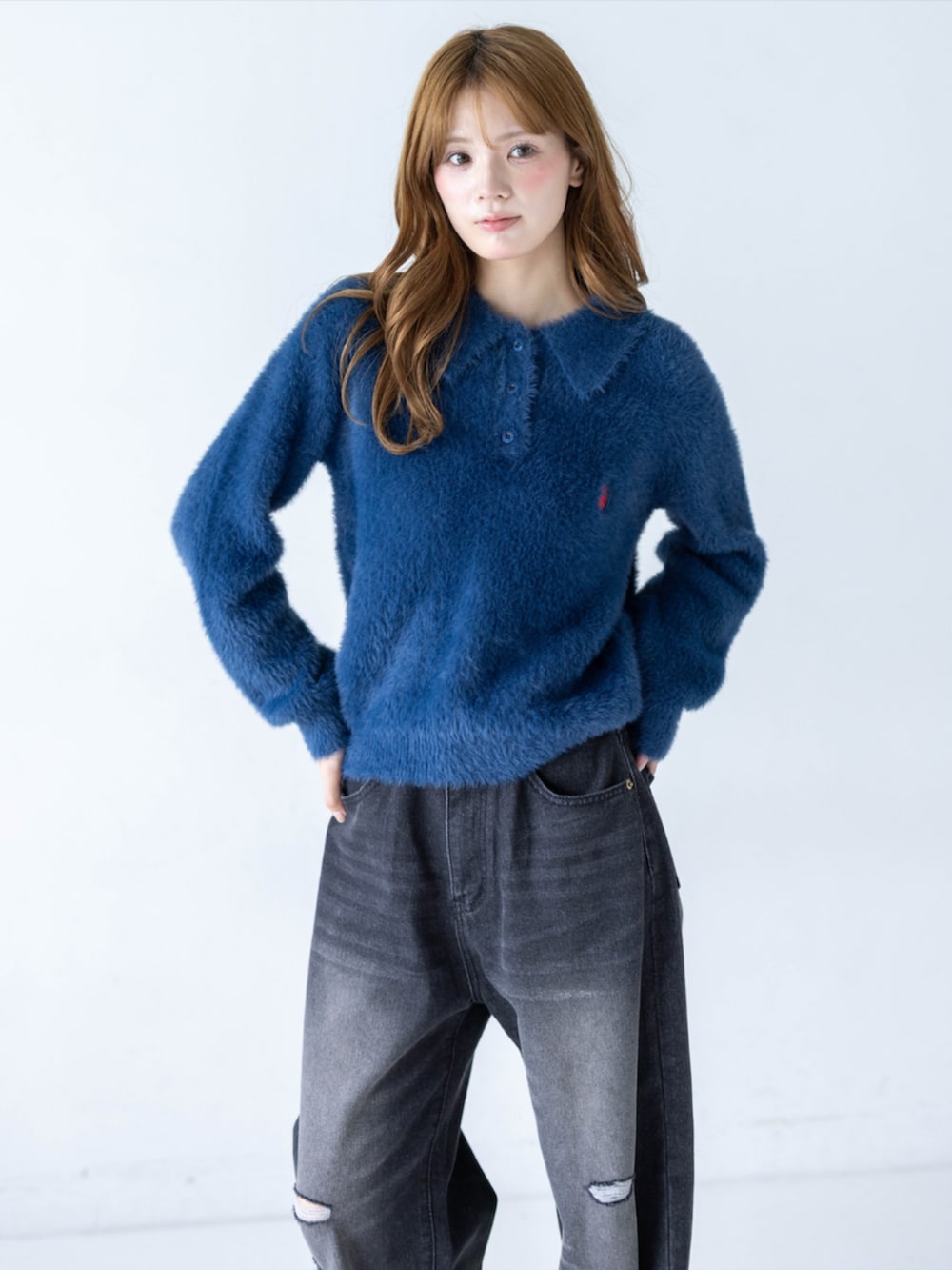 ブラック系のデニムパンツ、イエロー系のスニーカー、ブルー系のニット/セーターを着用したレディースの秋コーディネートの7枚目の写真