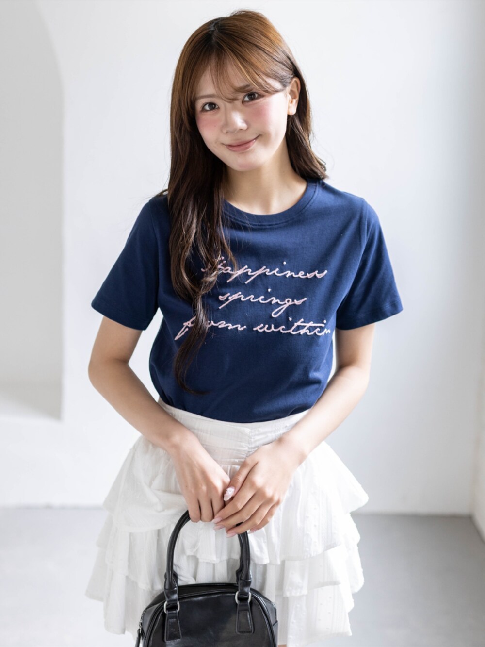 ブラック系のローファー、ホワイト系のスカート、ブルー系のTシャツ/カットソーを着用したレディースの春コーディネートの4枚目の写真