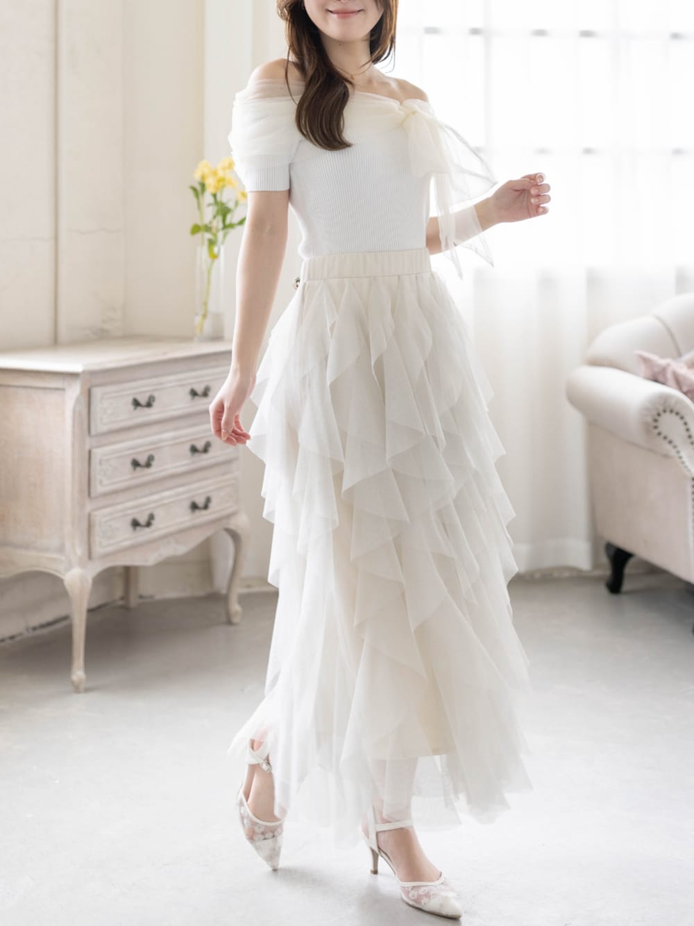 ホワイト系のニット/セーター、ホワイト系のパンプス、ホワイト系のスカートを着用したレディースの春コーディネートの5枚目の写真