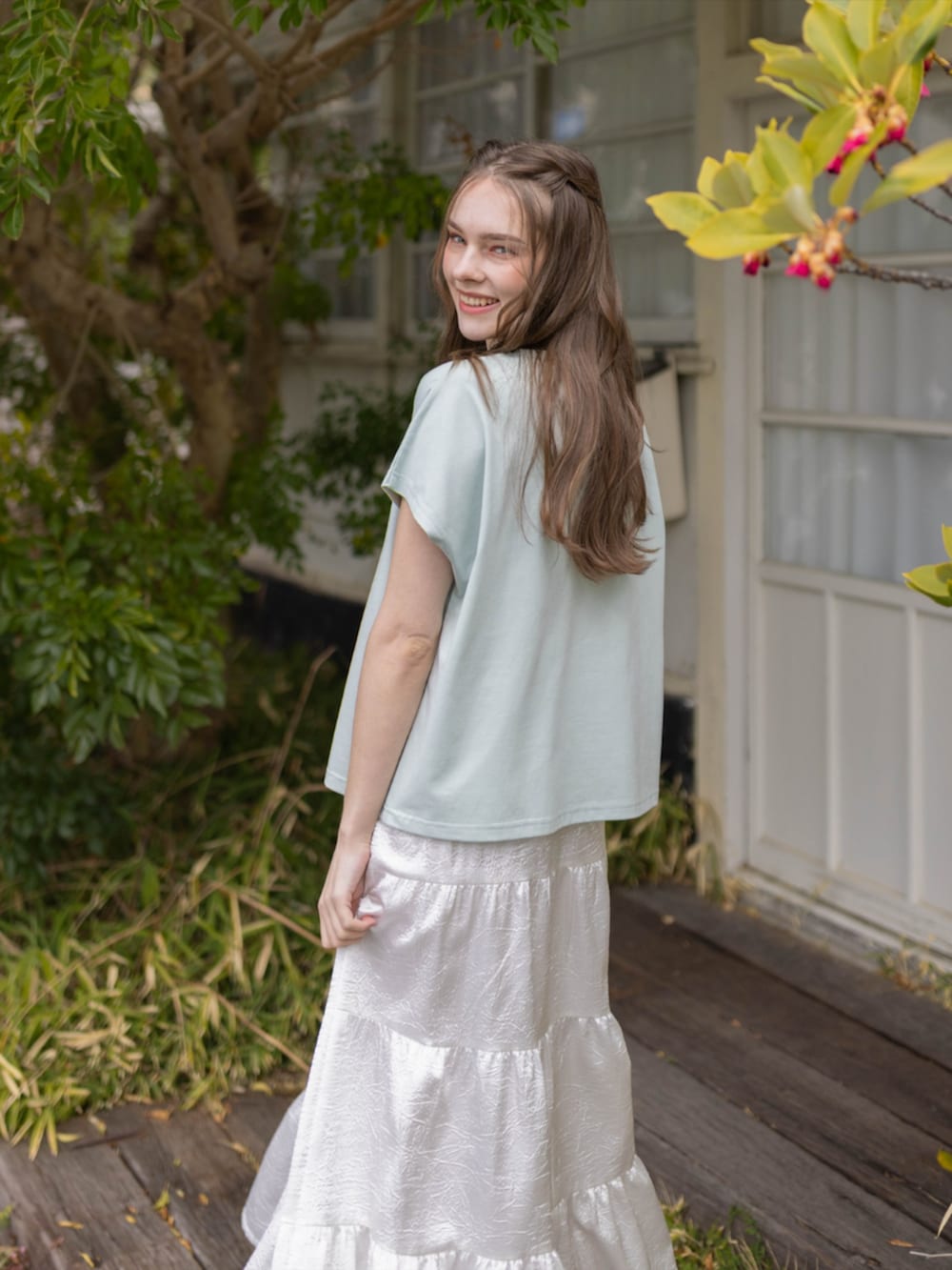 ホワイト系のスカート、グリーン系のTシャツ/カットソーを着用したレディースの夏コーディネートの5枚目の写真