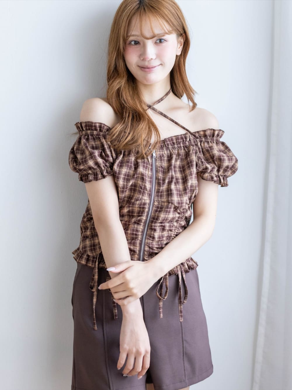 ブラック系のブーツ、ブラウン系のその他パンツ、ブラウン系のシャツ/ブラウスを着用したレディースの夏コーディネートの4枚目の写真