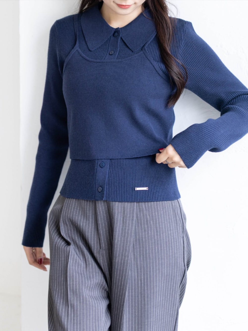 シルバー系のパンプス、グレー系のスラックス、ブルー系のニット/セーターを着用したレディースの秋コーディネートの7枚目の写真