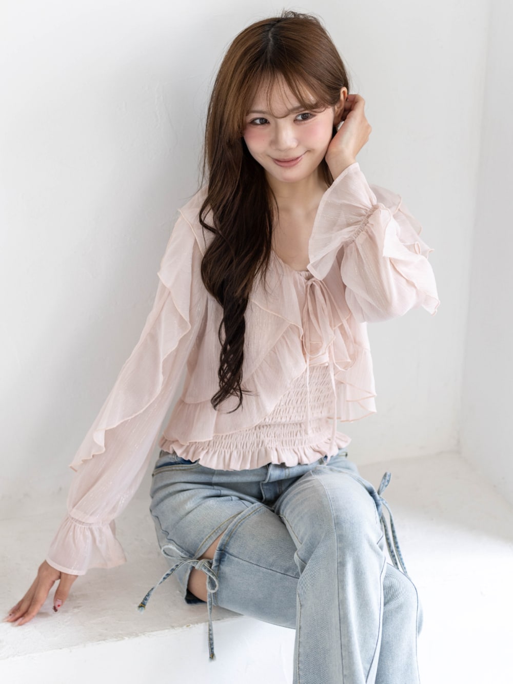 シルバー系のパンプス、ブルー系のデニムパンツ、ピンク系のシャツ/ブラウスを着用したレディースの春コーディネートの8枚目の写真