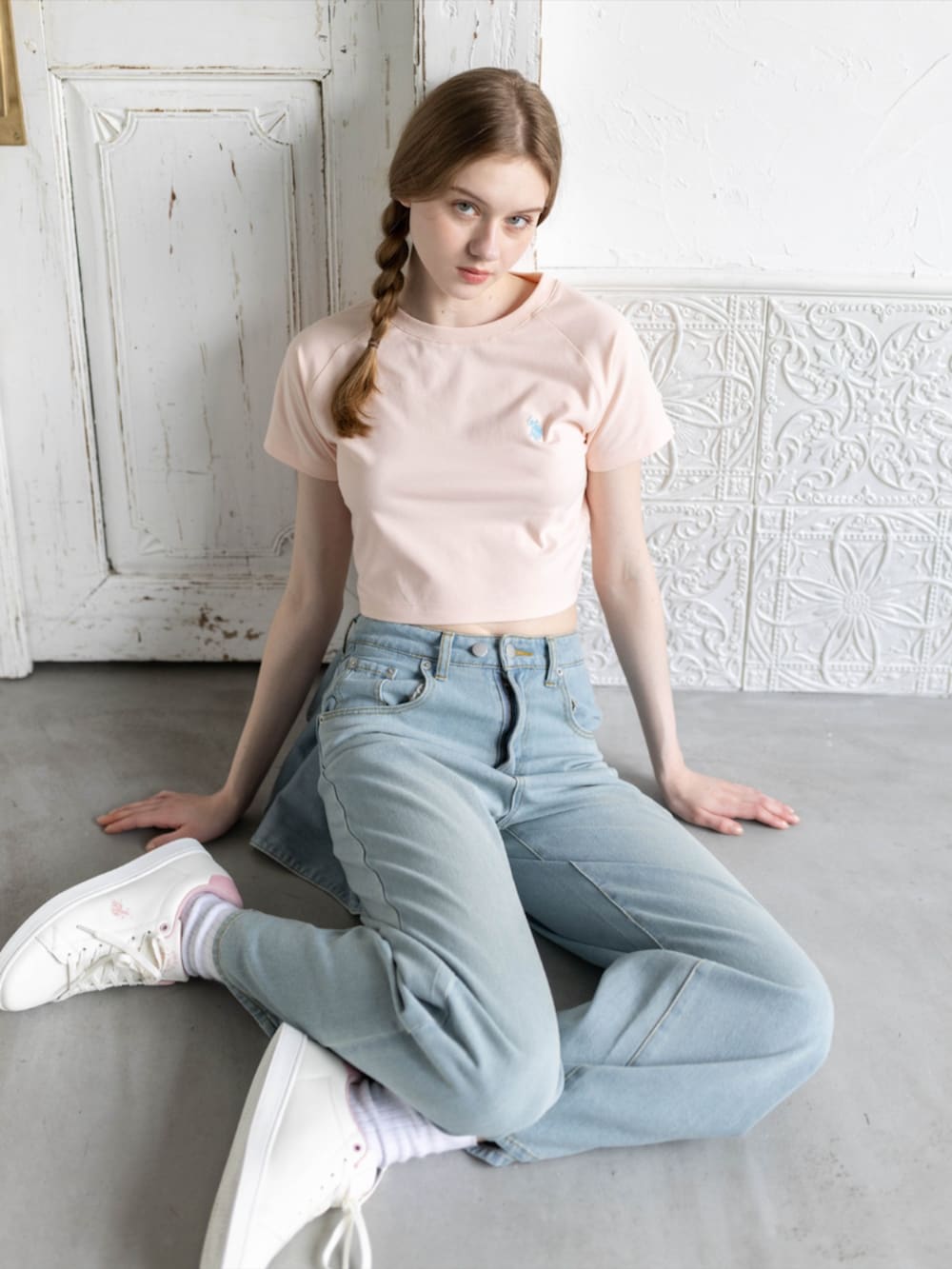 ピンク系のスニーカー、ブルー系のデニムパンツ、ピンク系のTシャツ/カットソーを着用したレディースの夏コーディネートの9枚目の写真