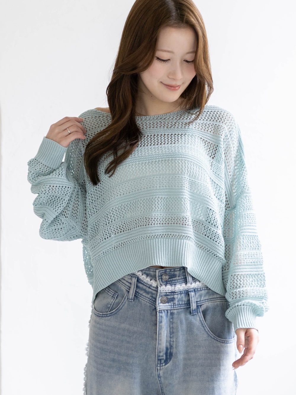 ホワイト系のパンプス、ブルー系のデニムパンツ、グリーン系のニット/セーターを着用したレディースの春コーディネートの4枚目の写真