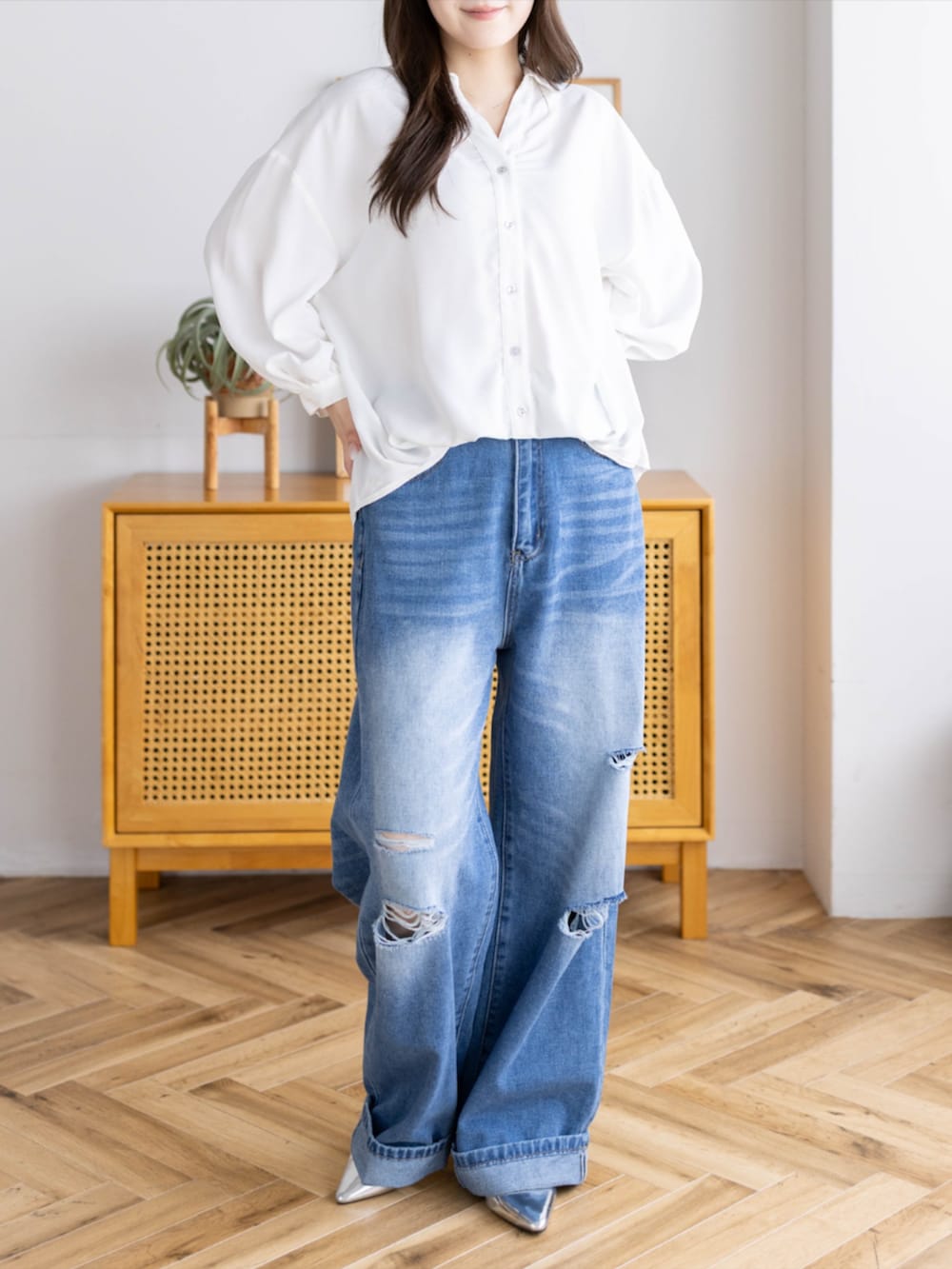 シルバー系のパンプス、ブルー系のデニムパンツ、ホワイト系のシャツ/ブラウスを着用したレディースの夏コーディネートの6枚目の写真
