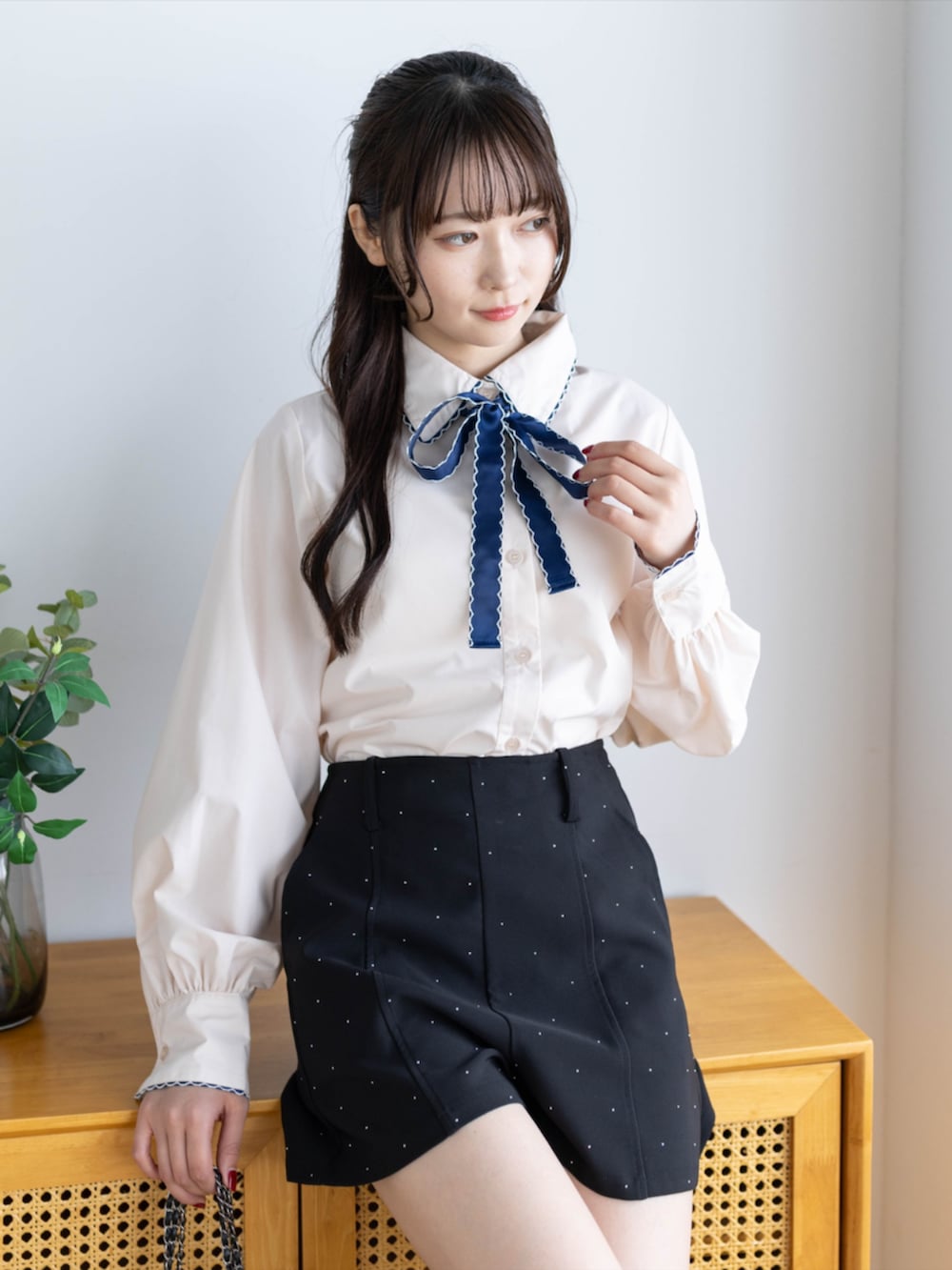 ブラック系のその他パンツ、ブラック系のブーツ、ベージュ系のシャツ/ブラウスを着用したレディースの秋コーディネートの6枚目の写真