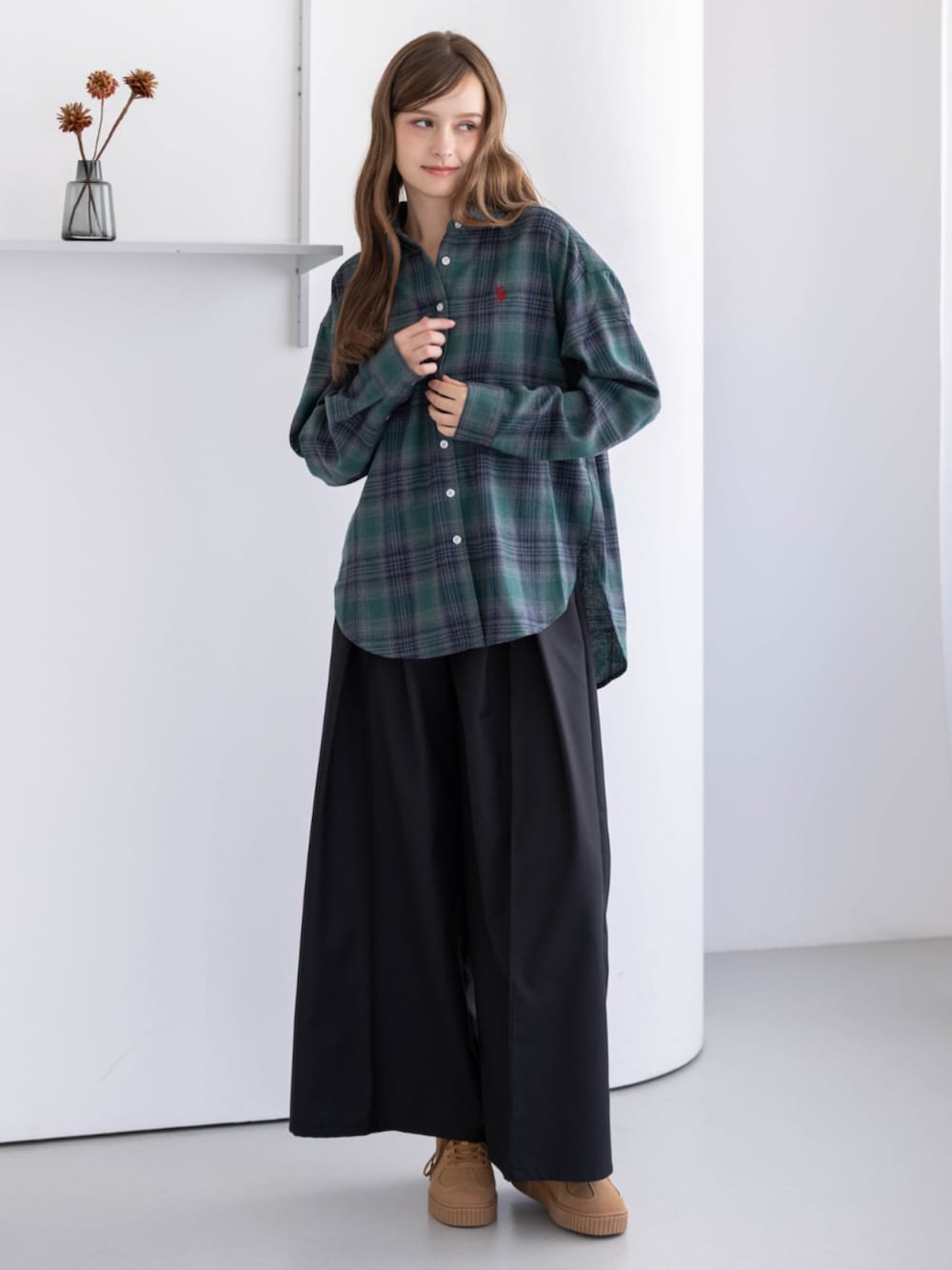 ブラック系のその他パンツ、イエロー系のスニーカー、グリーン系のシャツ/ブラウスを着用したレディースの秋コーディネートの3枚目の写真