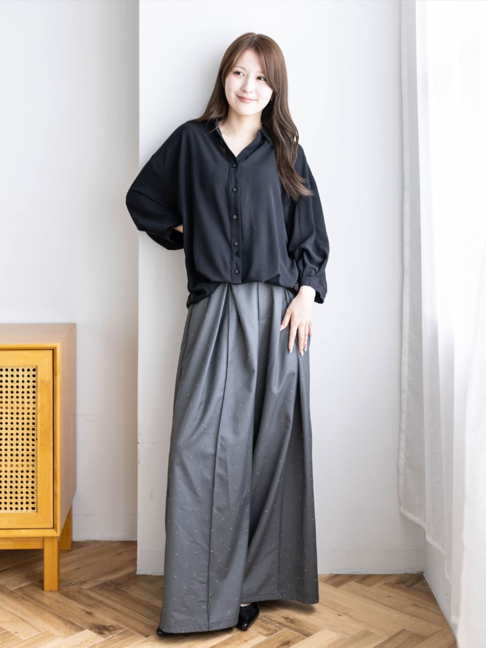 ブラック系のパンプス、グレー系のその他パンツ、ブラック系のシャツ/ブラウスを着用したレディースの夏コーディネートの2枚目の写真