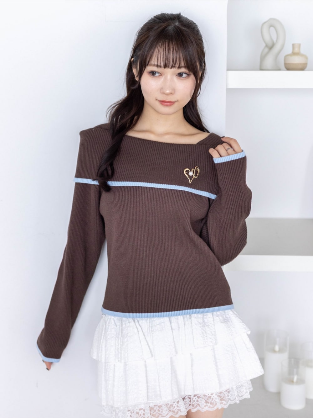 ホワイト系のスカート、ブラック系のブーツ、ブラウン系のニット/セーターを着用したレディースの秋コーディネートの6枚目の写真