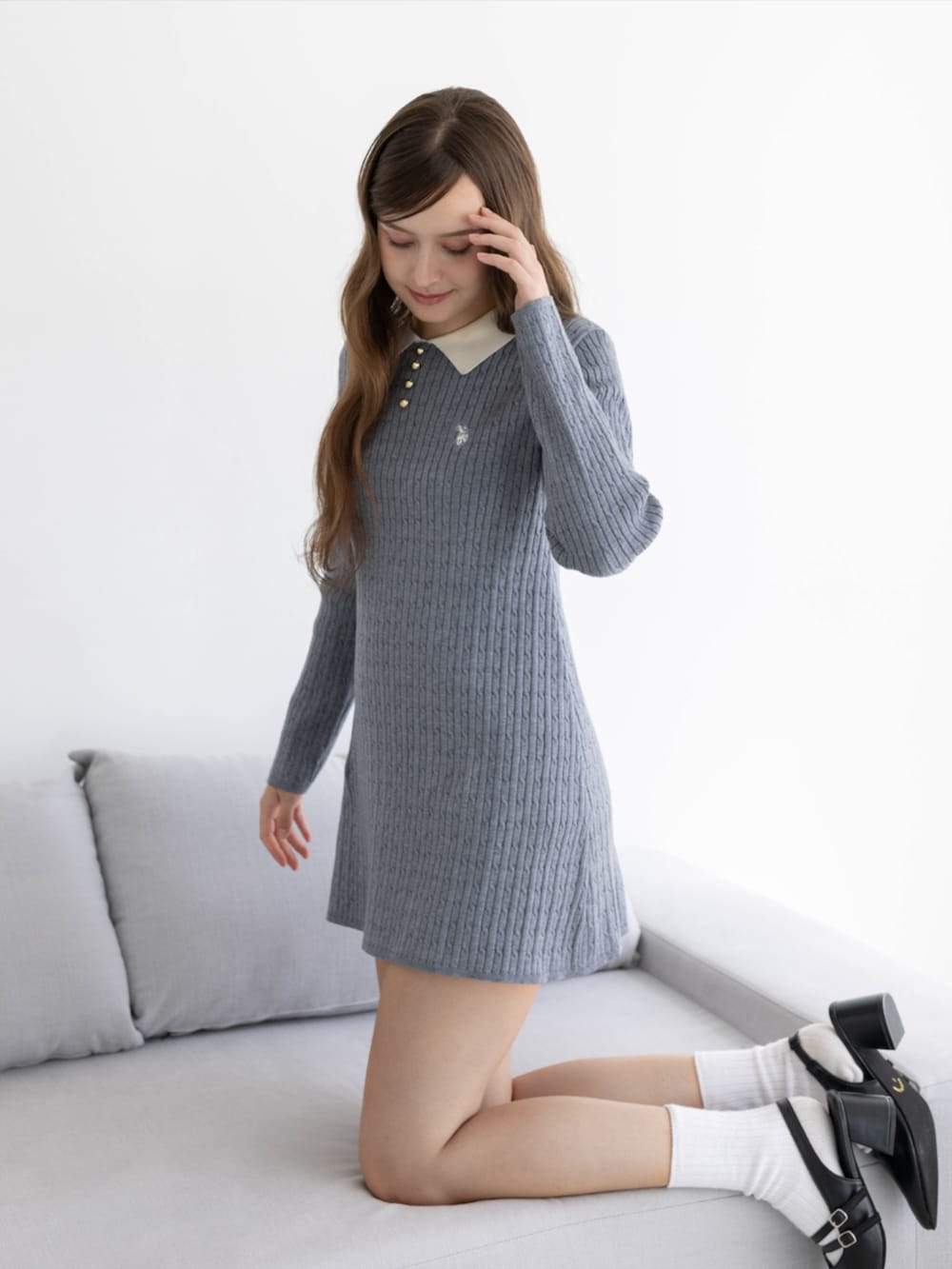 ブラック系のパンプス、グレー系のワンピースを着用したレディースの秋コーディネートの7枚目の写真