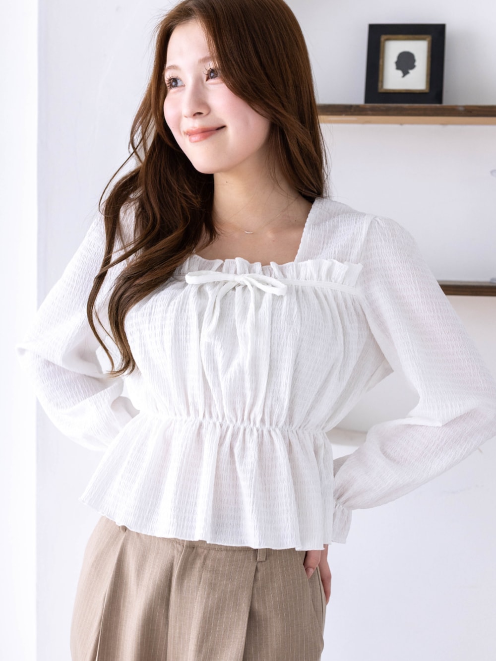 ホワイト系のシャツ/ブラウス、ベージュ系のその他パンツを着用したレディースの冬コーディネートの4枚目の写真