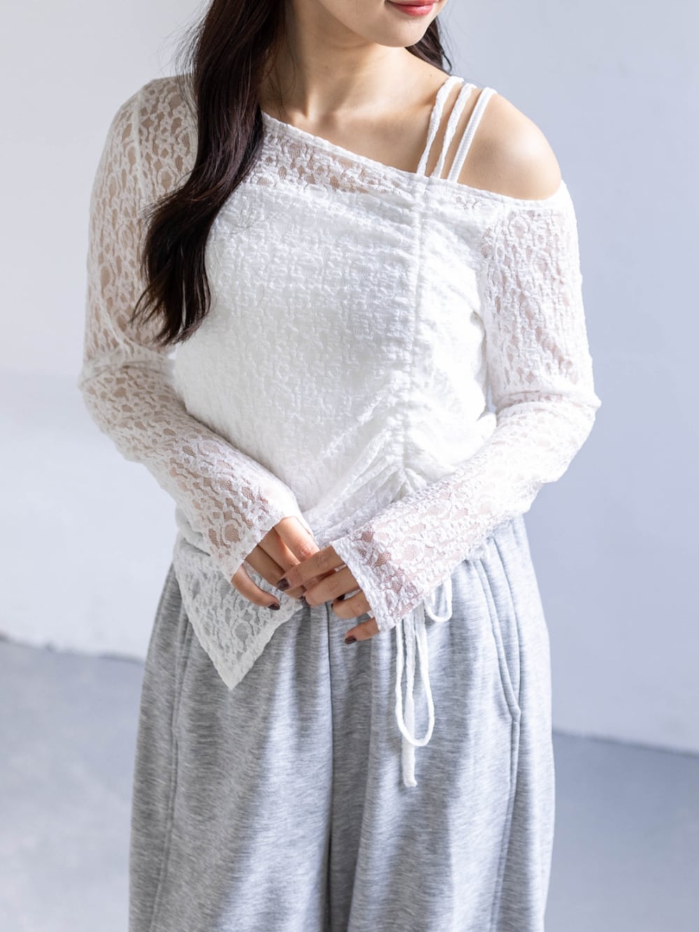 ホワイト系のスニーカー、グレー系のスウェットパンツ、ホワイト系のアンサンブルを着用したレディースの春コーディネートの7枚目の写真