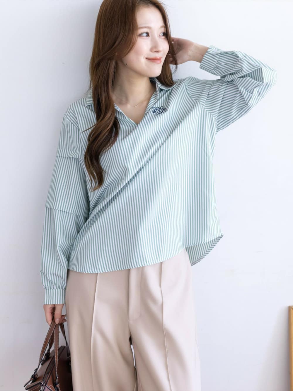 ベージュ系のその他パンツ、グリーン系のシャツ/ブラウスを着用したレディースの冬コーディネートの3枚目の写真