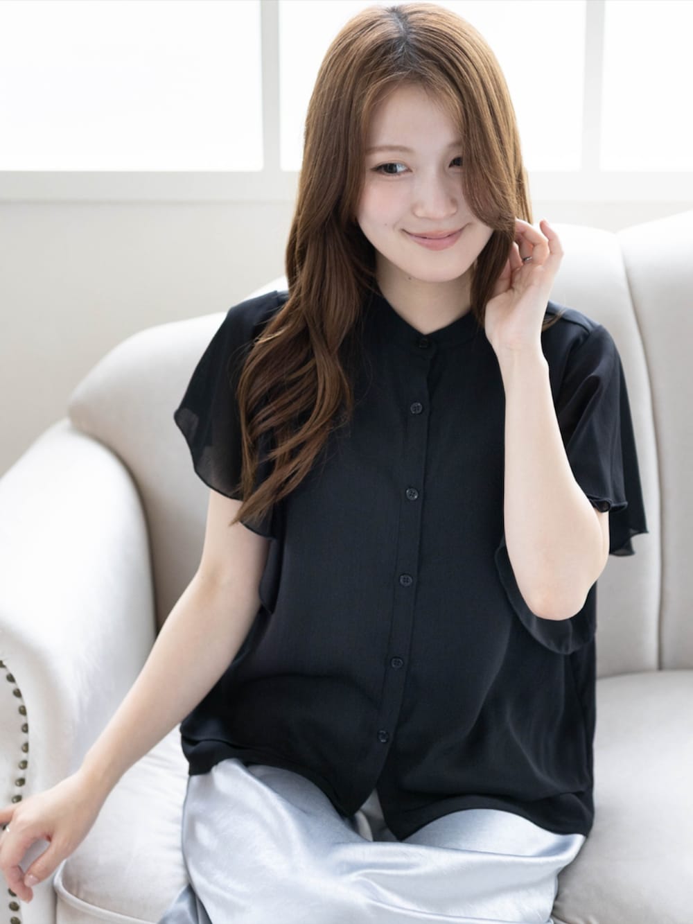 ブラック系のパンプス、ブラック系のシャツ/ブラウス、グレー系のスカートを着用したレディースの春コーディネートの4枚目の写真