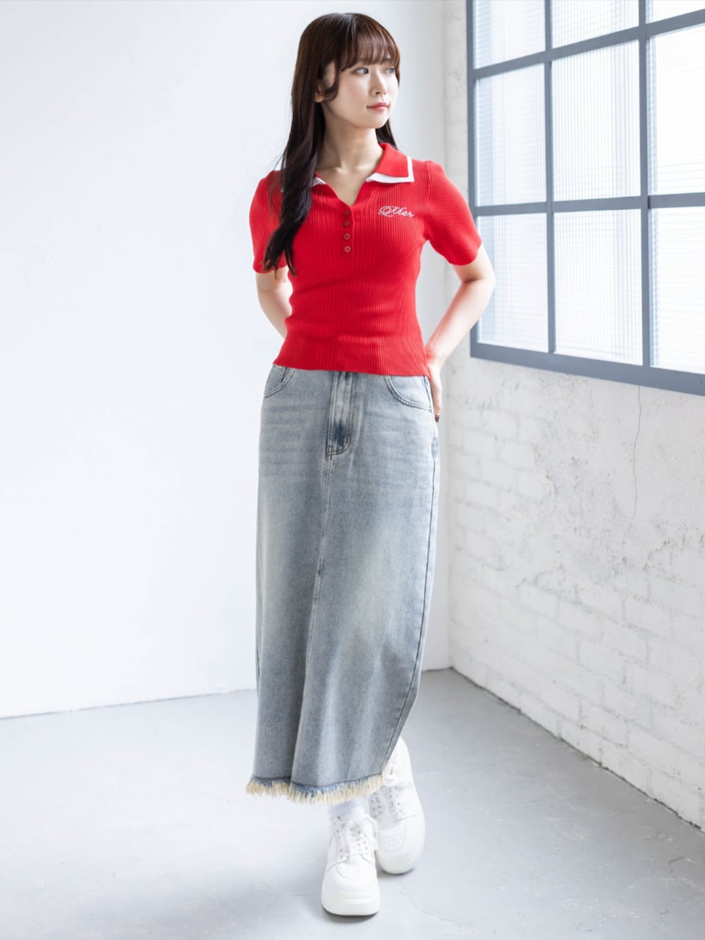 ホワイト系のスニーカー、レッド系のニット/セーター、ブルー系のスカートを着用したレディースの春コーディネートの2枚目の写真