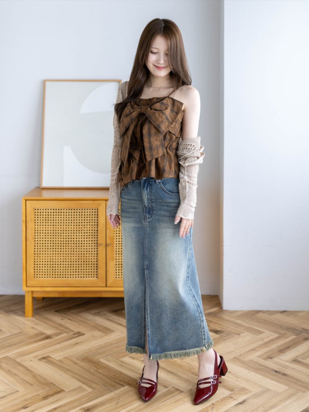 レッド系のパンプス、ブラウン系のニット/セーター、ブルー系のデニムスカートを着用したレディースの夏コーディネートの4枚目の写真