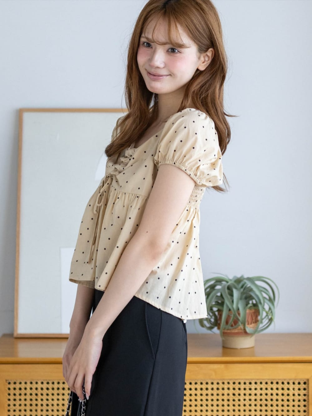 ブラック系のその他パンツ、ベージュ系のシャツ/ブラウスを着用したレディースの夏コーディネートの3枚目の写真