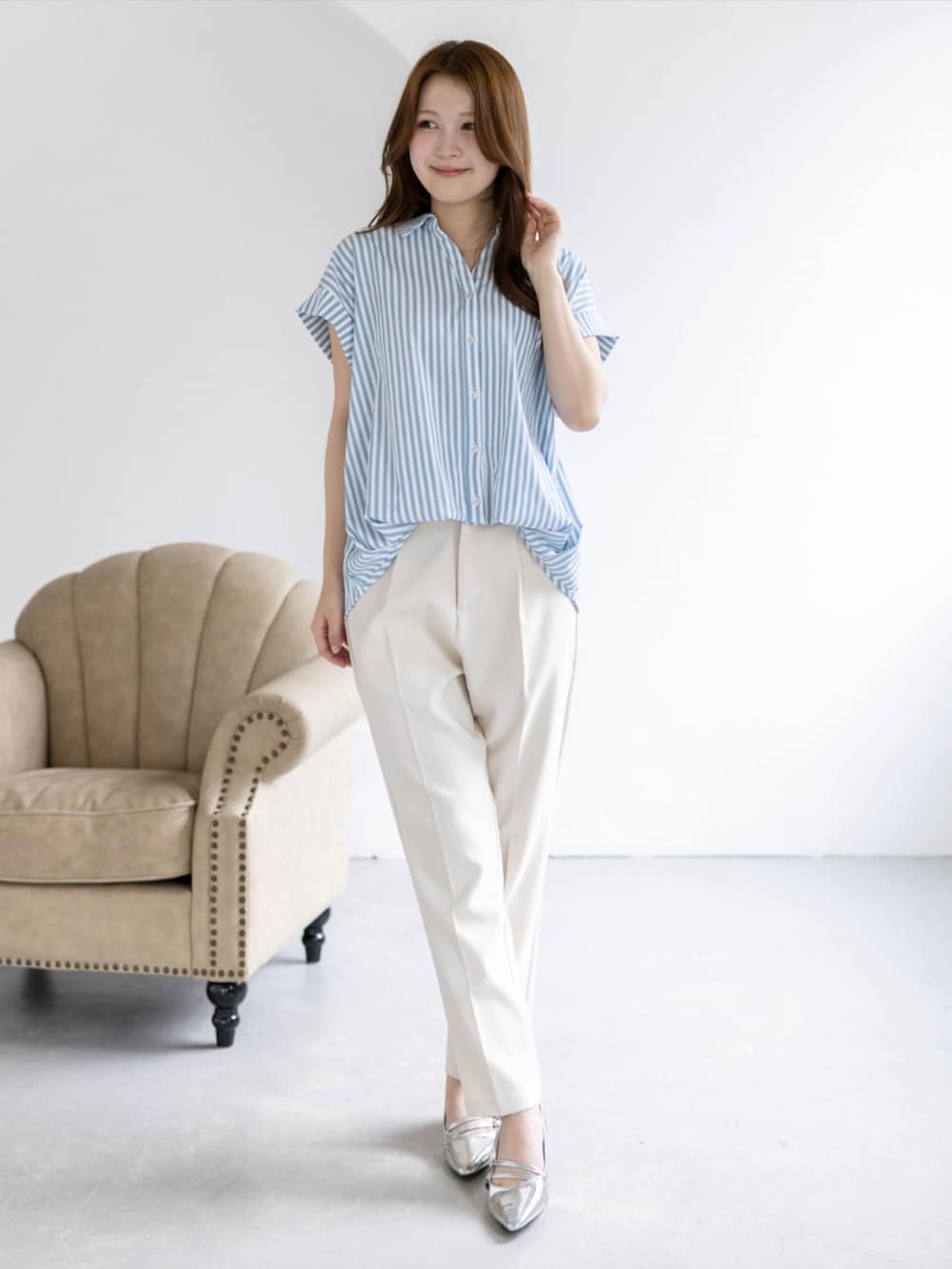 シルバー系のパンプス、ホワイト系のその他パンツ、ブルー系のシャツ/ブラウスを着用したレディースの夏コーディネートの2枚目の写真