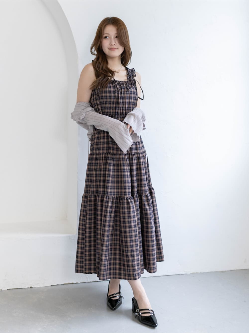 ブラック系のパンプス、ベージュ系のカーディガン/ボレロ、ブルー系のワンピースを着用したレディースの夏コーディネートの2枚目の写真