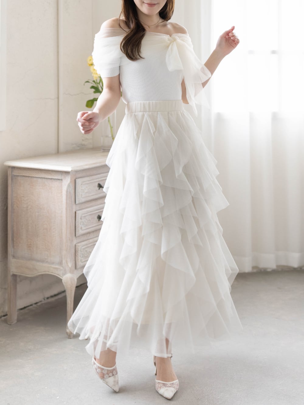 ホワイト系のニット/セーター、ホワイト系のパンプス、ホワイト系のスカートを着用したレディースの春コーディネートの4枚目の写真