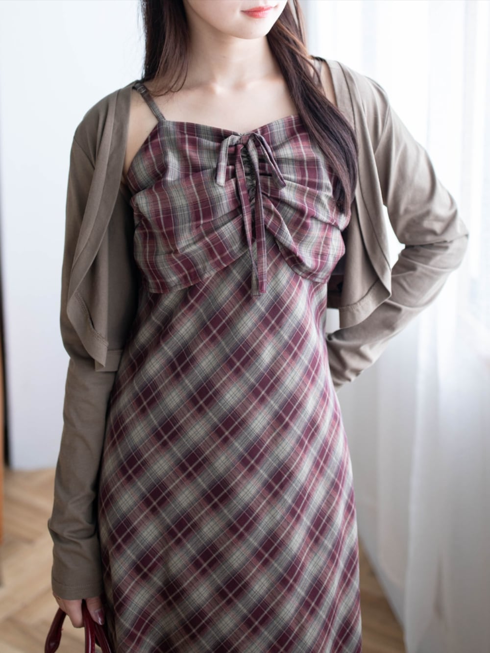 レッド系のパンプス、ブラウン系のカーディガン/ボレロ、レッド系のワンピースを着用したレディースの夏コーディネートの7枚目の写真