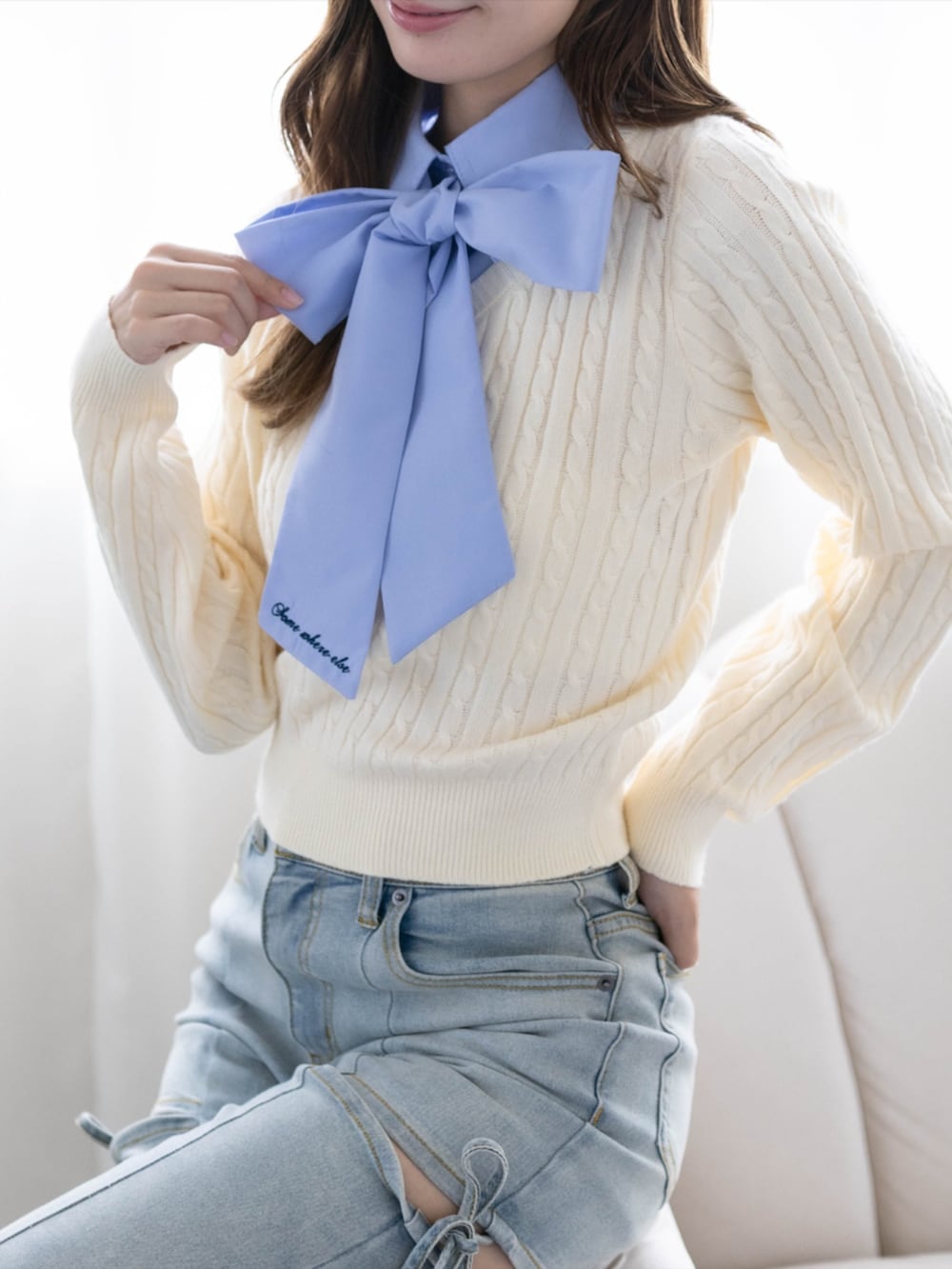 ブルー系のデニムパンツ、イエロー系のパンプス、ホワイト系のニット/セーターを着用したレディースの秋コーディネートの8枚目の写真