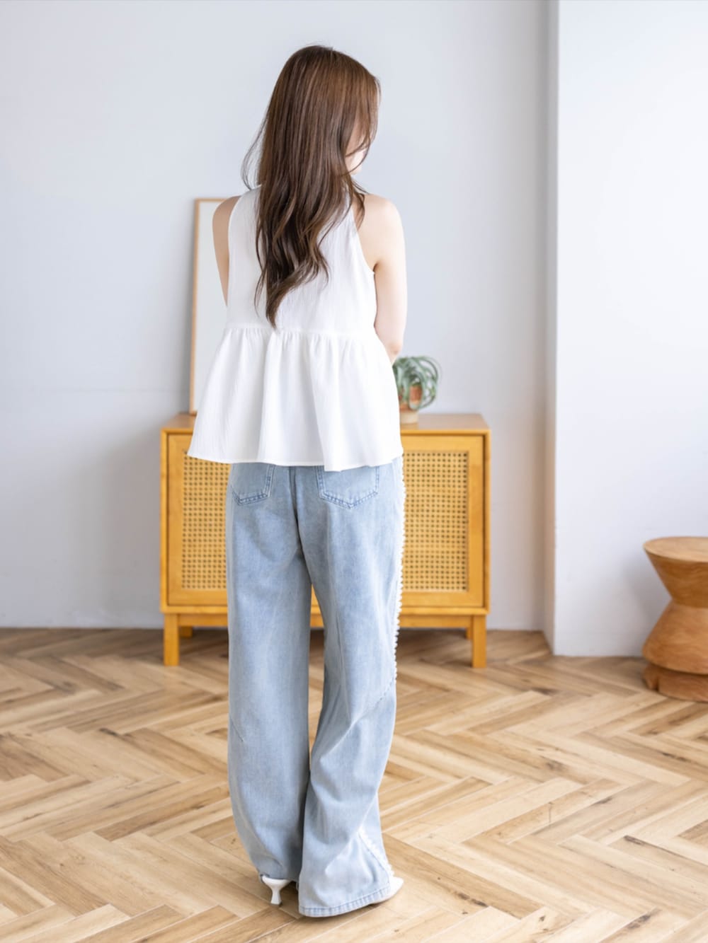ブルー系のデニムパンツ、ホワイト系のパンプス、ホワイト系のシャツ/ブラウスを着用したレディースの夏コーディネートの4枚目の写真