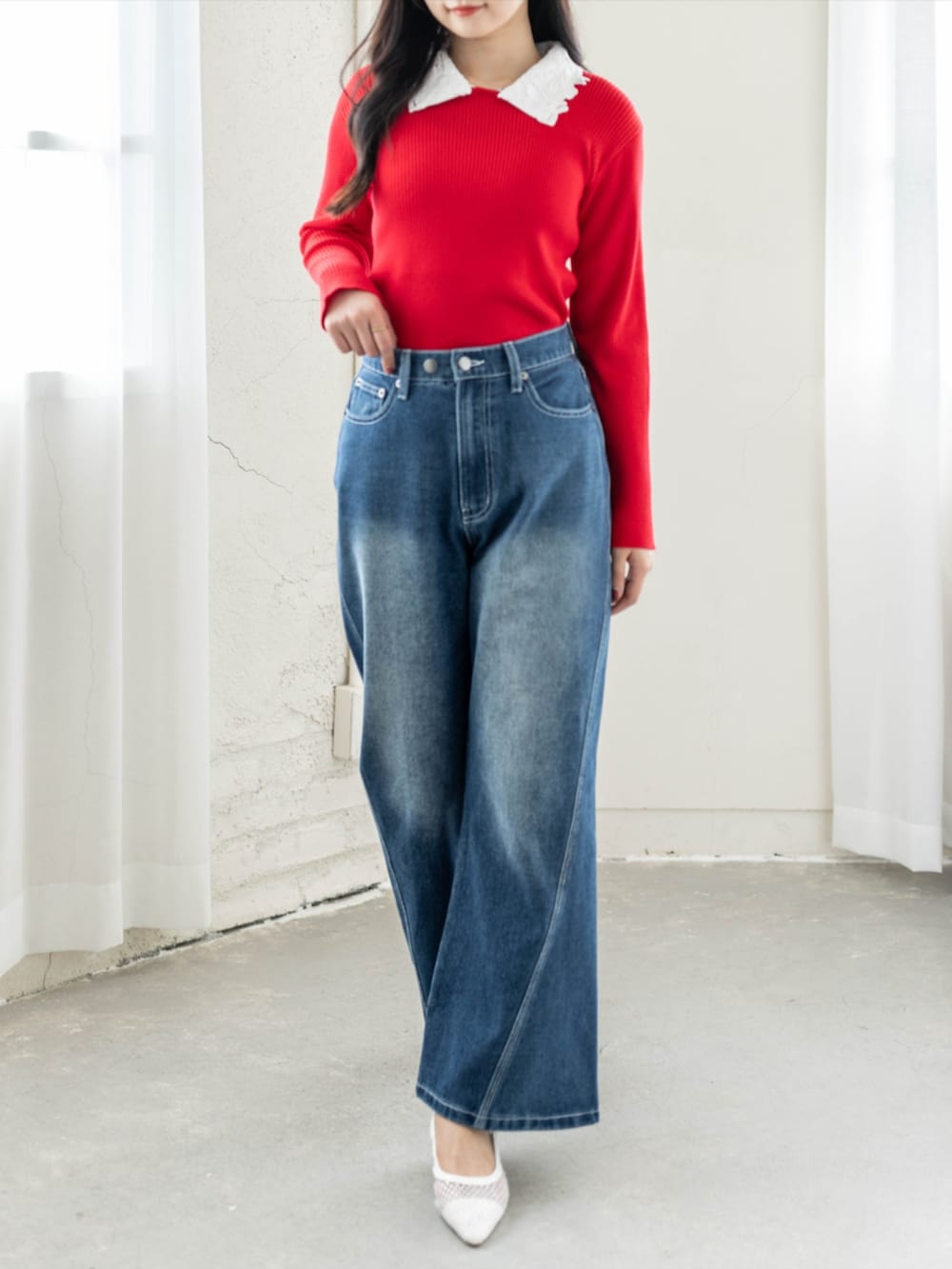 ホワイト系のパンプス、ブルー系のデニムパンツ、レッド系のニット/セーターを着用したレディースの夏コーディネートの6枚目の写真