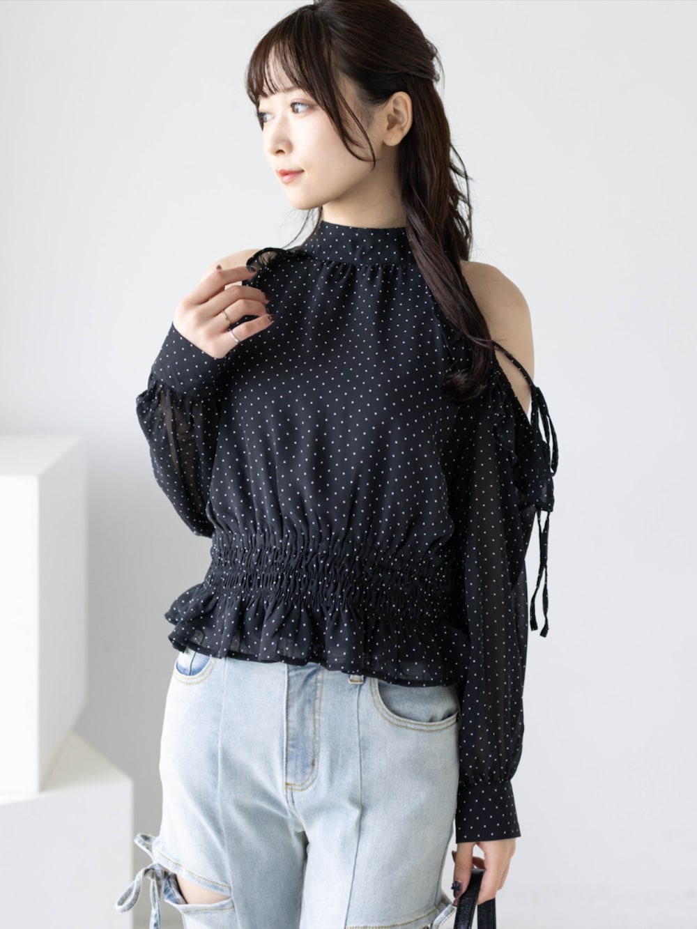 ブラック系のパンプス、ブルー系のデニムパンツ、ブラック系のシャツ/ブラウスを着用したレディースの夏コーディネートの4枚目の写真