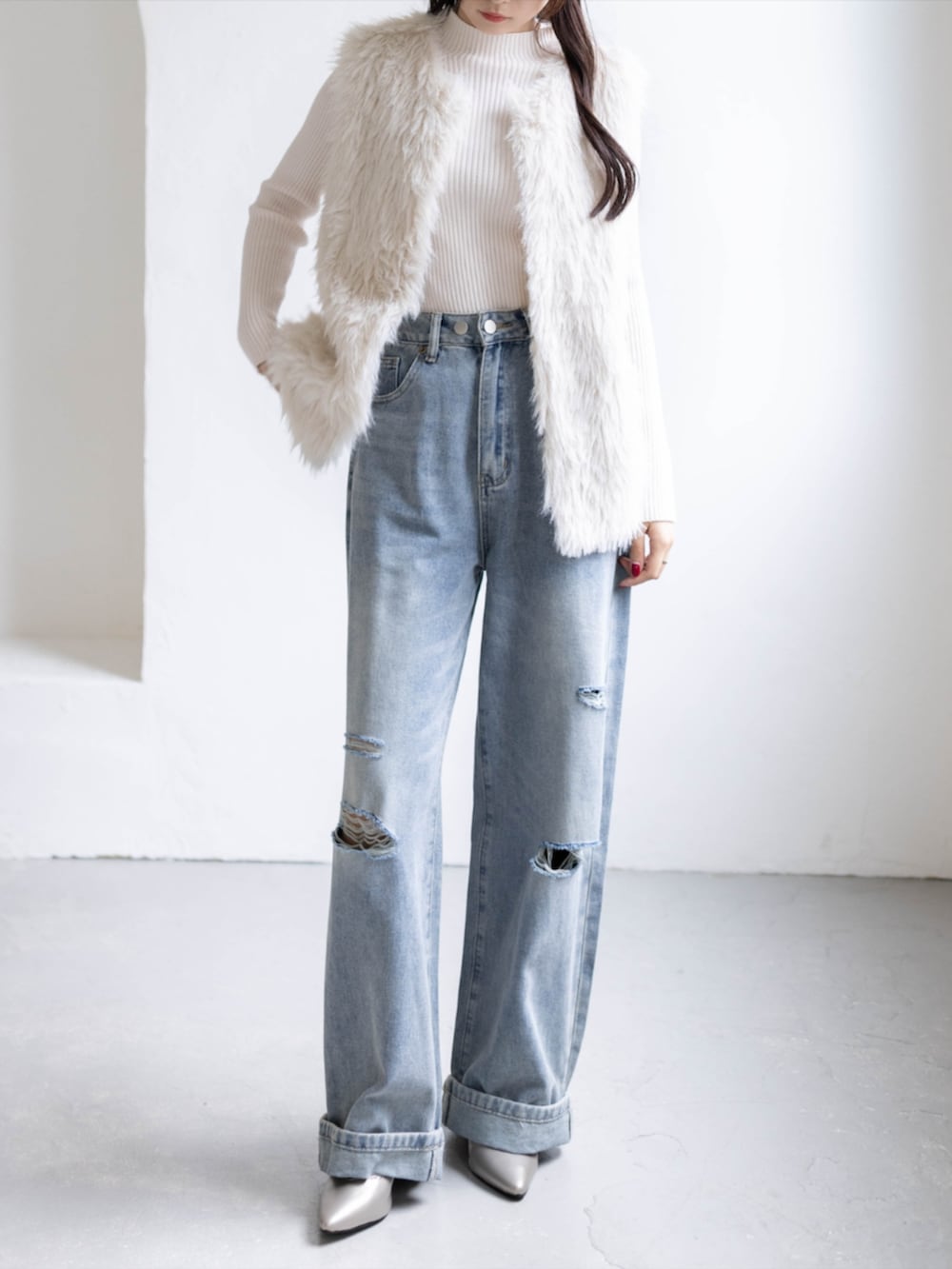 ホワイト系のニット/セーター、ブルー系のデニムパンツ、ホワイト系のその他アウターを着用したレディースの秋コーディネートの5枚目の写真