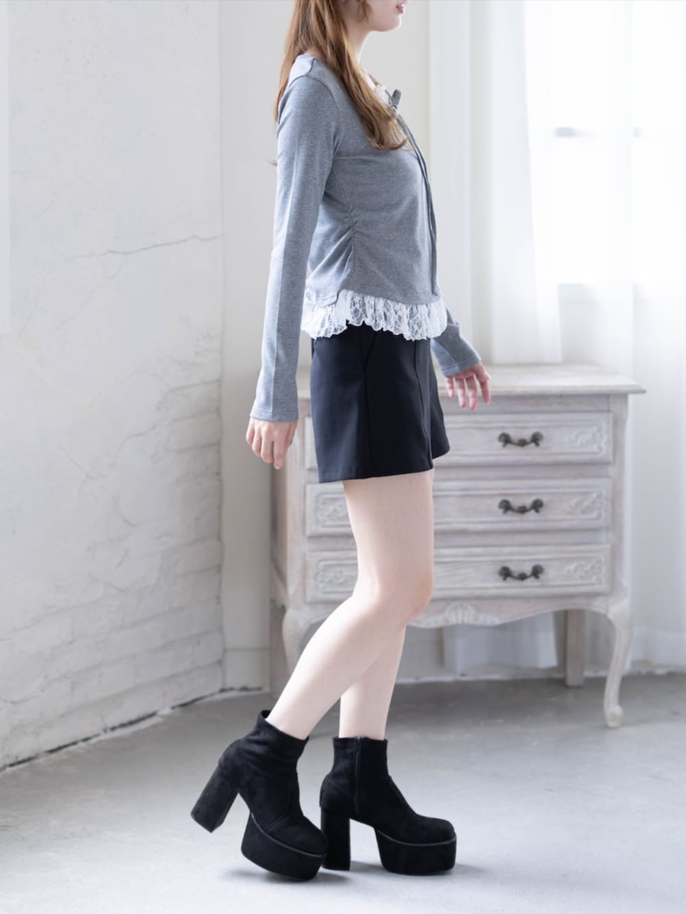 ブラック系のその他パンツ、ブラック系のブーツ、グレー系のTシャツ/カットソーを着用したレディースの秋コーディネートの4枚目の写真