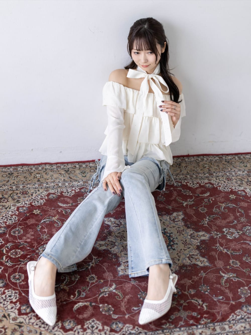 ホワイト系のパンプス、ブルー系のデニムパンツ、ホワイト系のシャツ/ブラウスを着用したレディースの夏コーディネートの10枚目の写真