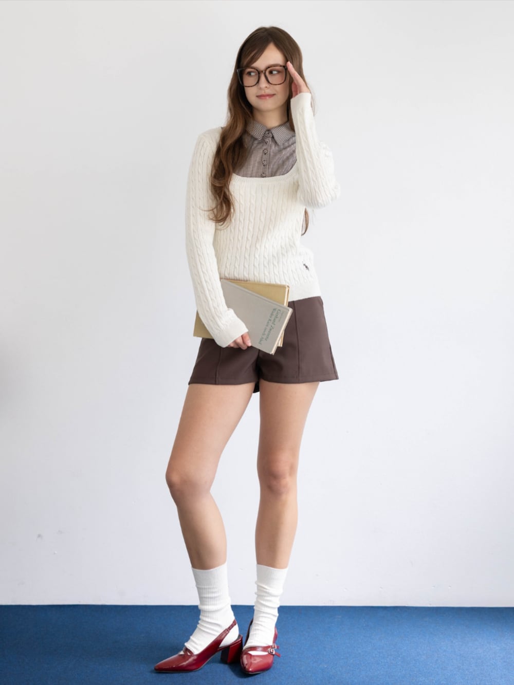 レッド系のパンプス、ブラウン系のその他パンツ、ホワイト系のニット/セーターを着用したレディースの夏コーディネートの2枚目の写真