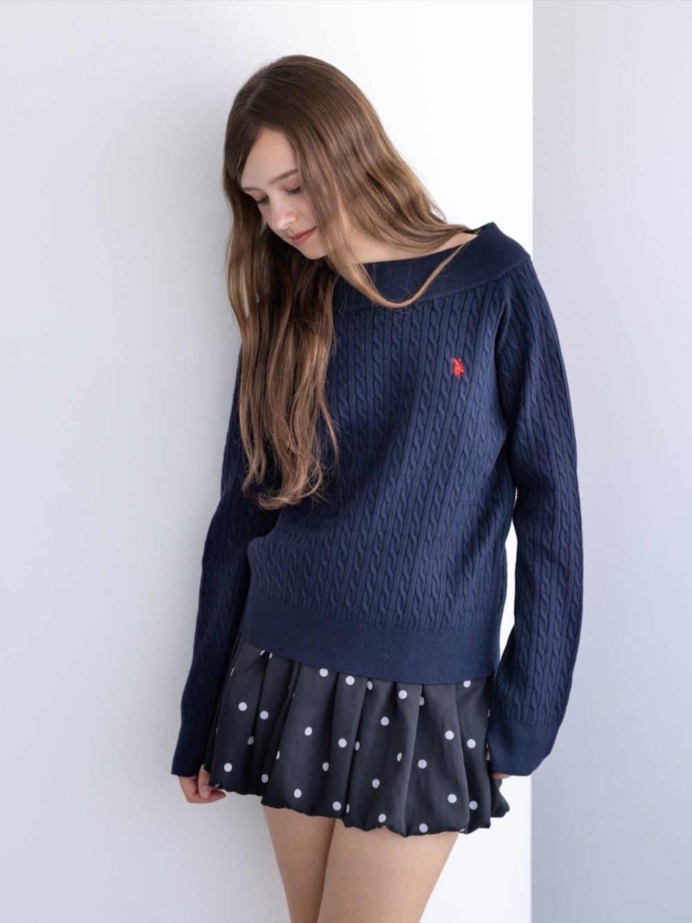 ブラック系のパンプス、ブルー系のニット/セーター、ブラック系のスカートを着用したレディースの秋コーディネートの5枚目の写真