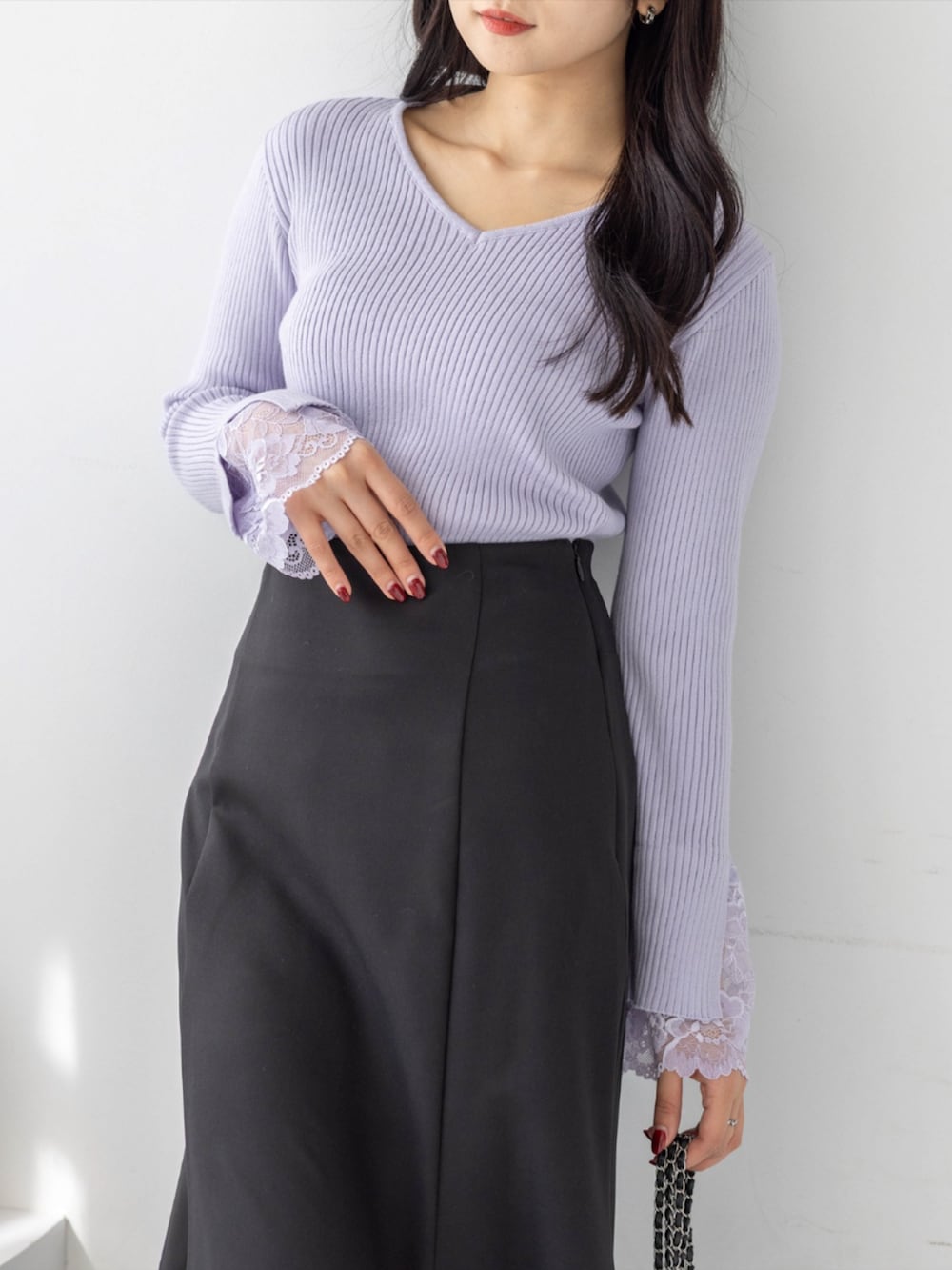 ブラック系のスカート、ブラック系のパンプス、パープル系のニット/セーターを着用したレディースの夏コーディネートの4枚目の写真