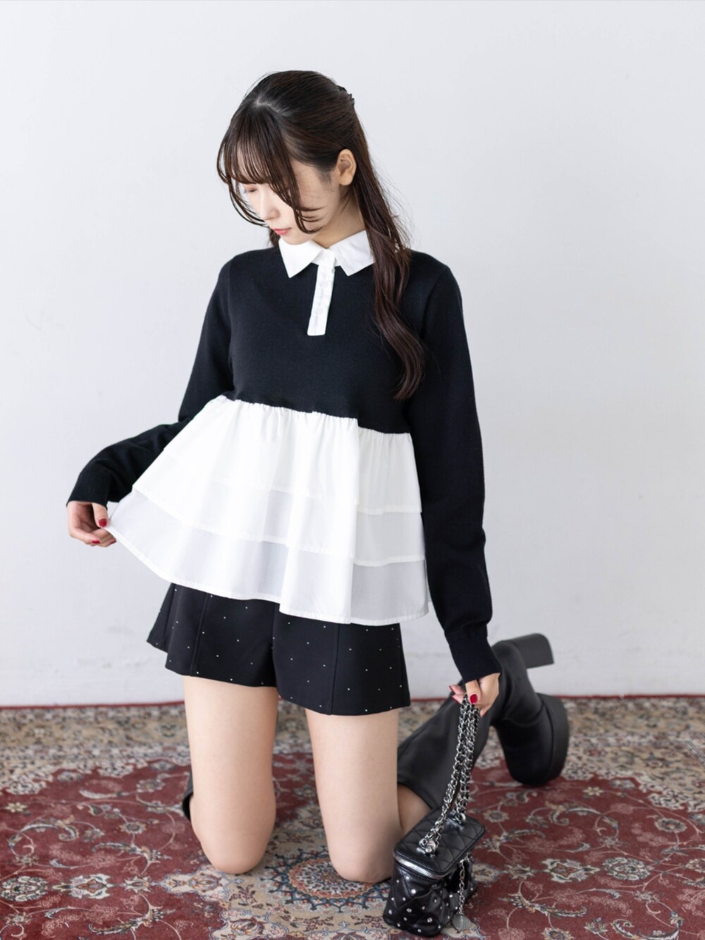 ブラック系のその他パンツ、ブラック系のブーツ、ブラック系のニット/セーターを着用したレディースの秋コーディネートの6枚目の写真