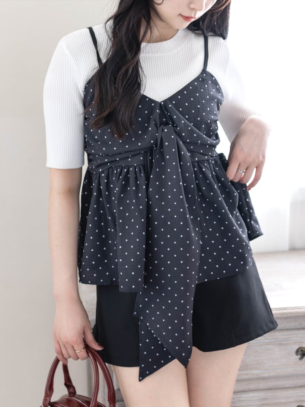 ホワイト系のニット/セーター、ブラック系のブーツ、ブラック系のその他パンツを着用したレディースの夏コーディネートの7枚目の写真