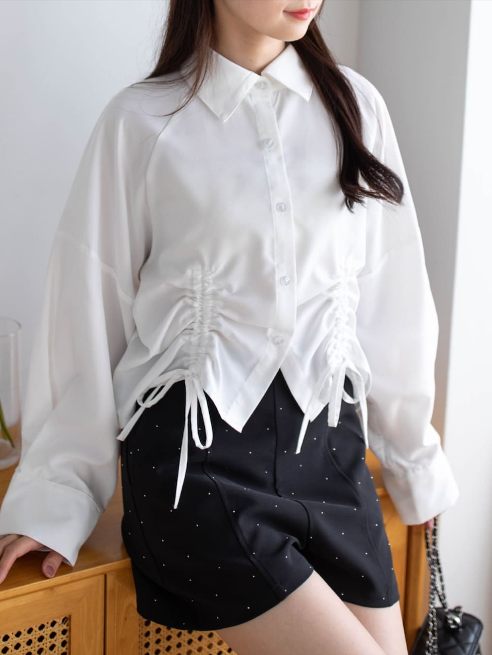 ブラック系のその他パンツ、ブラック系のブーツ、ホワイト系のシャツ/ブラウスを着用したレディースの秋コーディネートの5枚目の写真