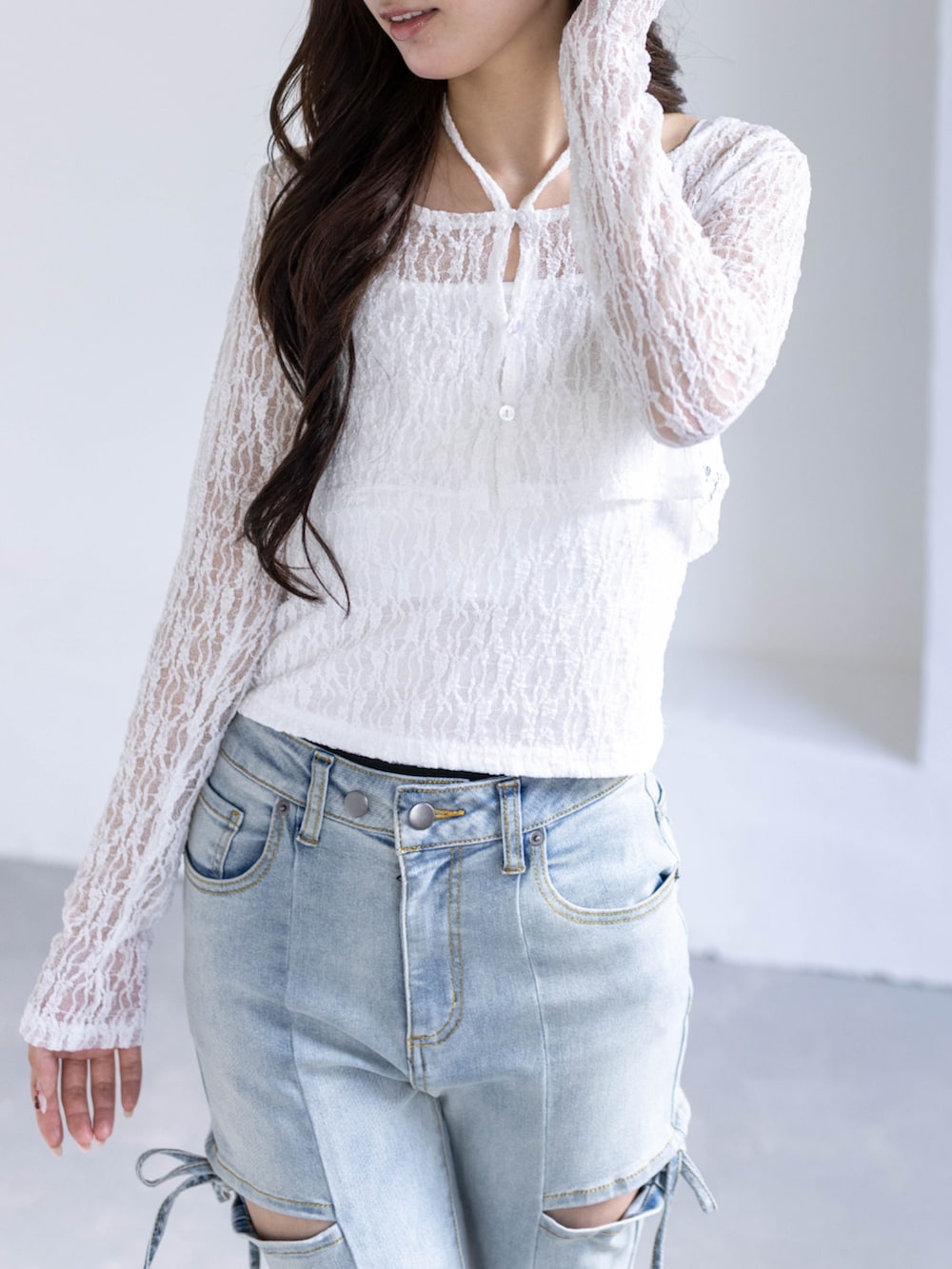 ホワイト系のパンプス、ホワイト系のカーディガン/ボレロ、ブルー系のデニムパンツを着用したレディースの春コーディネートの7枚目の写真