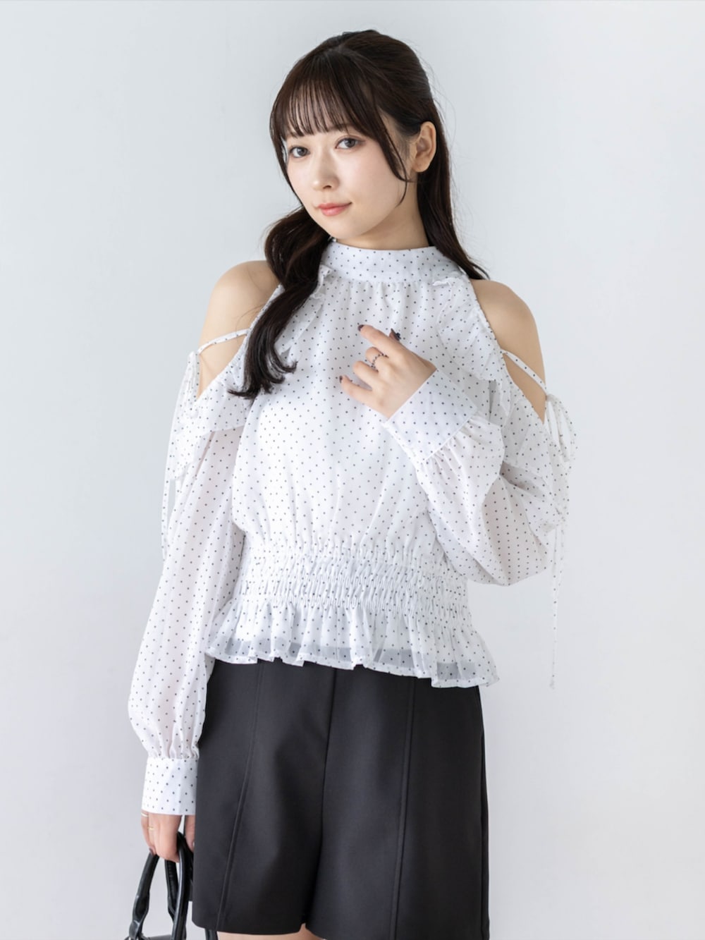 ブラック系のその他パンツ、ホワイト系のシャツ/ブラウスを着用したレディースの夏コーディネートの3枚目の写真