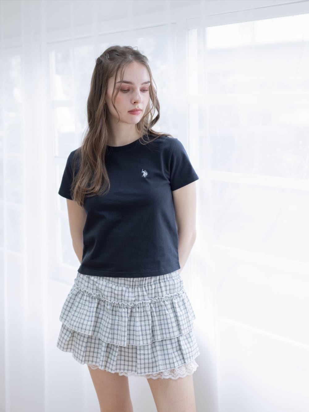 ブラック系のTシャツ/カットソー、ホワイト系のスカートを着用したレディースの夏コーディネートの3枚目の写真