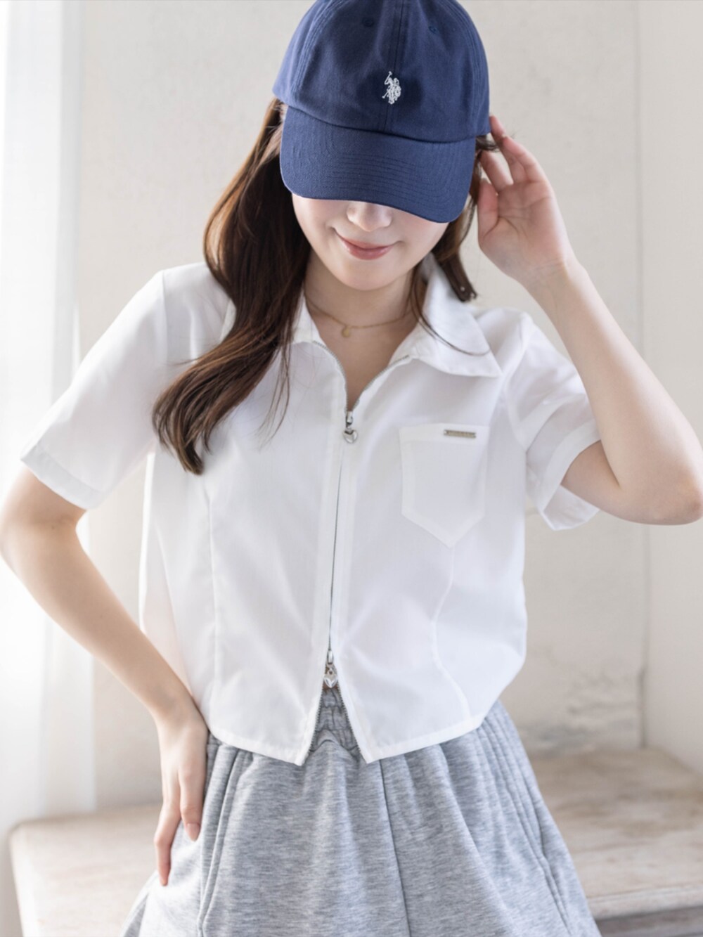 グレー系のスウェットパンツ、ホワイト系のシャツ/ブラウス、ブルー系のキャップを着用したレディースの春コーディネートの4枚目の写真
