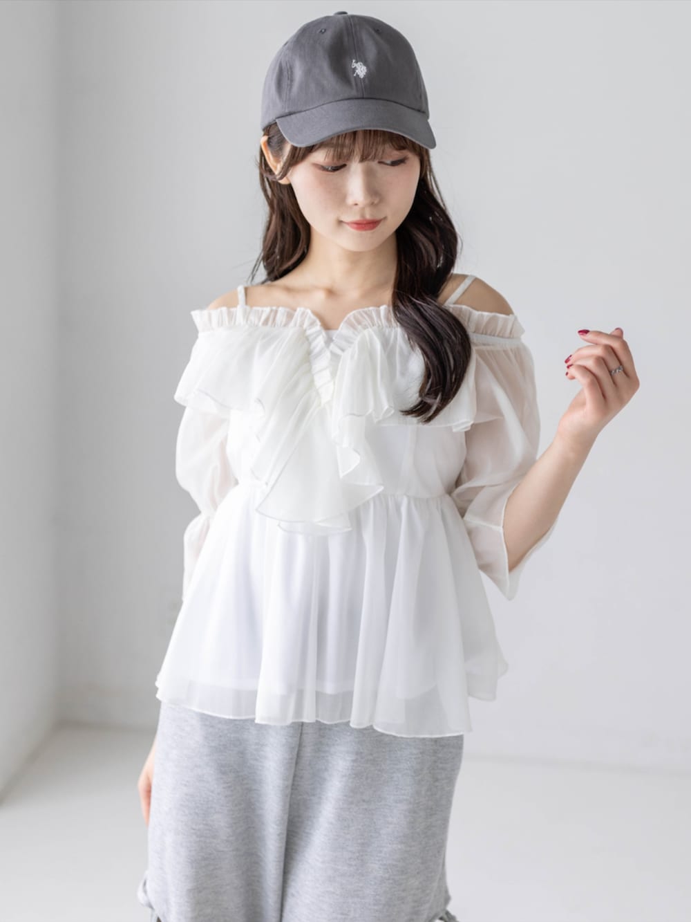 グレー系のスウェットパンツ、ホワイト系のシャツ/ブラウス、グレー系のキャップを着用したレディースの春コーディネートの8枚目の写真