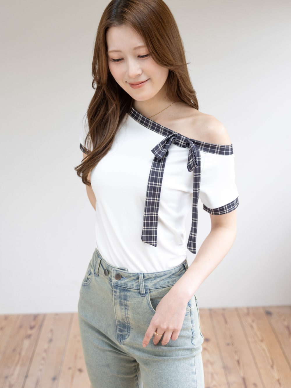 ホワイト系のTシャツ/カットソーを着用したレディースの春コーディネートの5枚目の写真