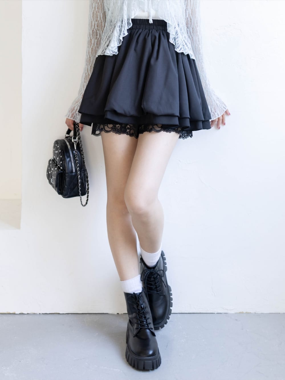 ブラック系のブーツ、ブルー系のTシャツ/カットソー、ブラック系のバックパック/リュックを着用したレディースの夏コーディネートの6枚目の写真