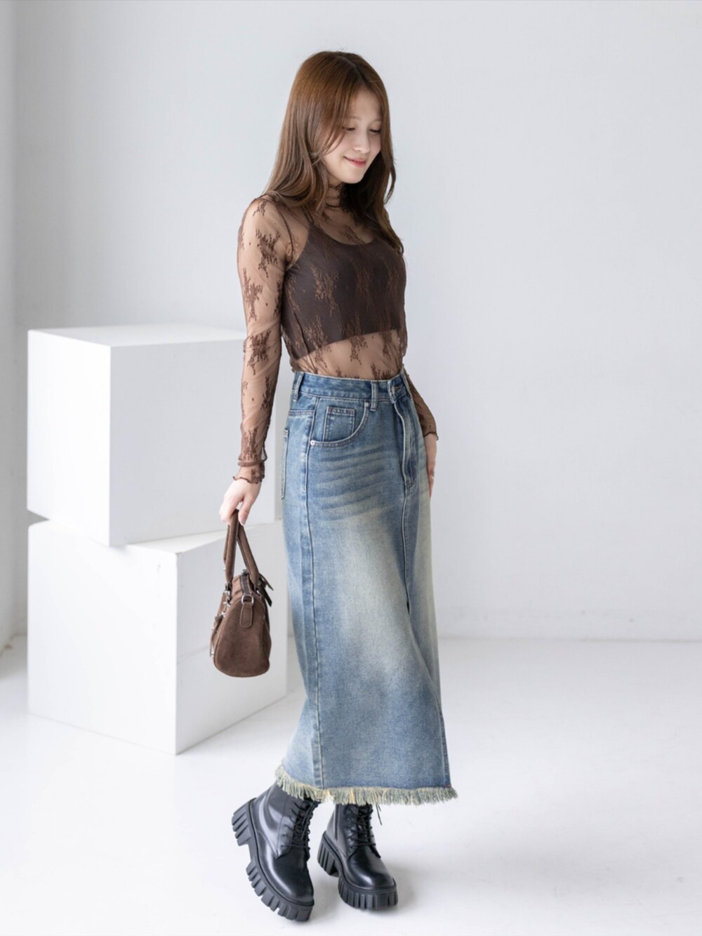 ブラック系のブーツ、ブルー系のデニムスカート、ブラウン系のTシャツ/カットソーを着用したレディースの夏コーディネートの4枚目の写真