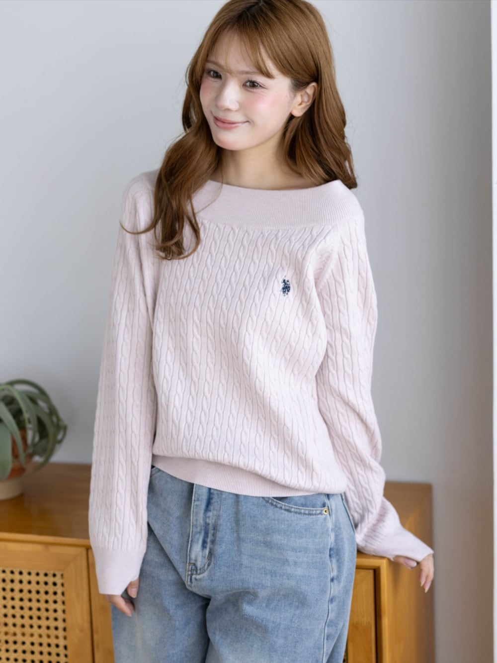 ピンク系のスニーカー、ブルー系のデニムパンツ、ピンク系のニット/セーターを着用したレディースの秋コーディネートの5枚目の写真