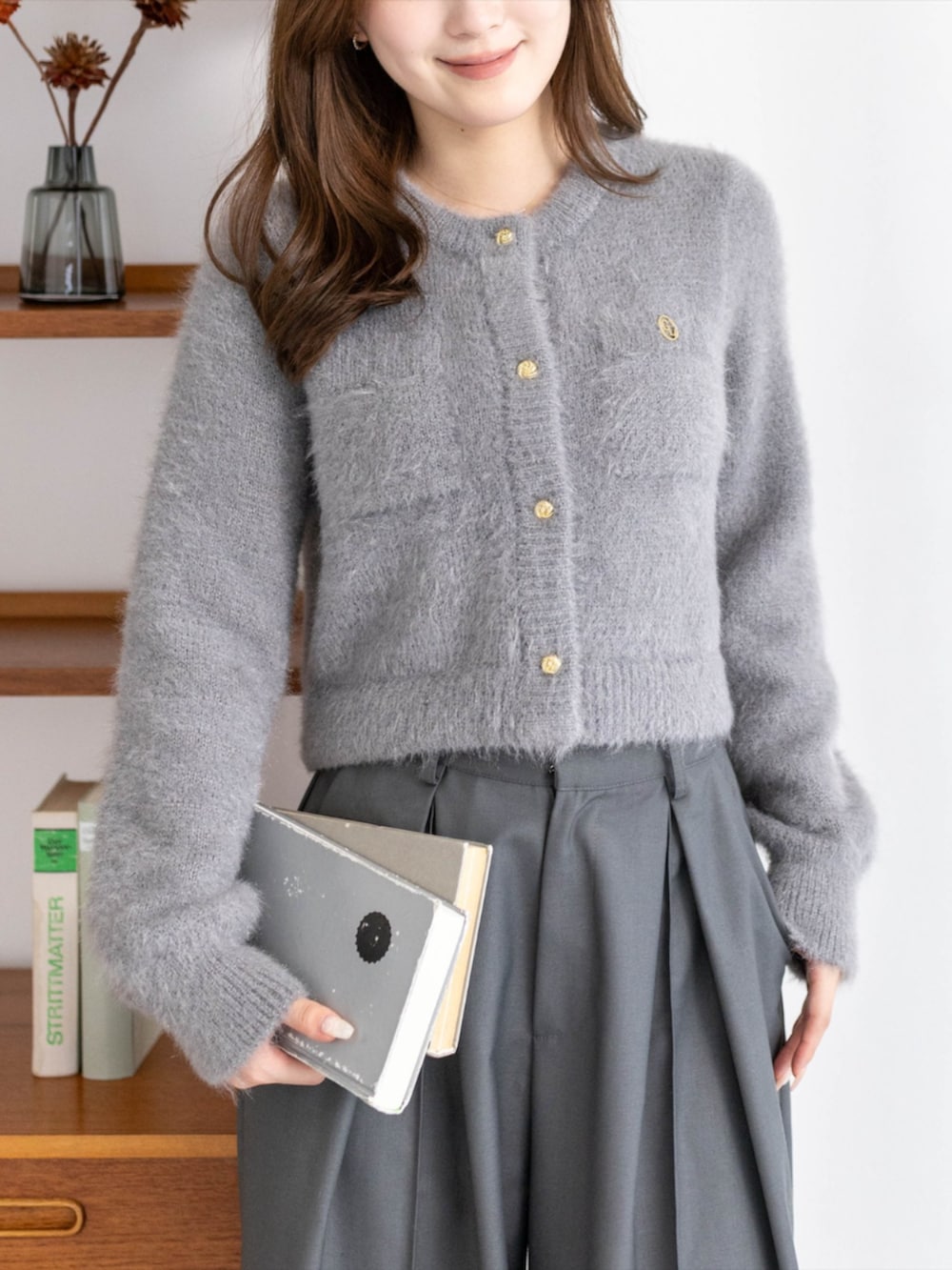 ブラック系のブーツ、グレー系のその他パンツ、グレー系のニット/セーターを着用したレディースの秋コーディネートの4枚目の写真